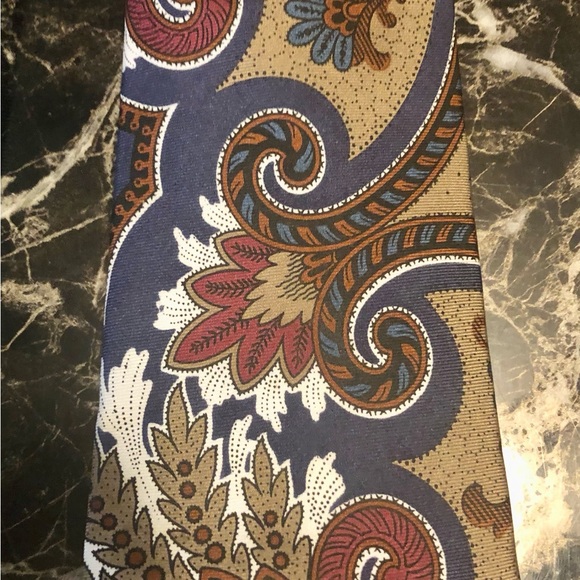 Hello THIS LISTING IS FOR ALOT OF 3 CHRISTIAN DIOR TIES. - Picture 2 of 8